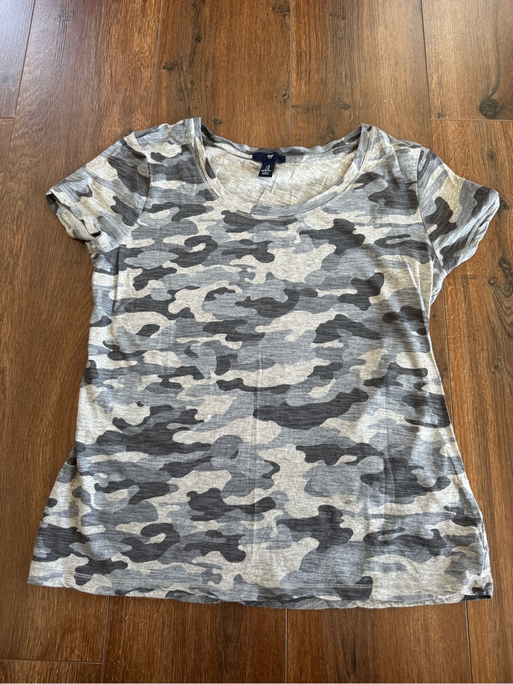 GAP Women's Gray Camo Short Sleeve Tee